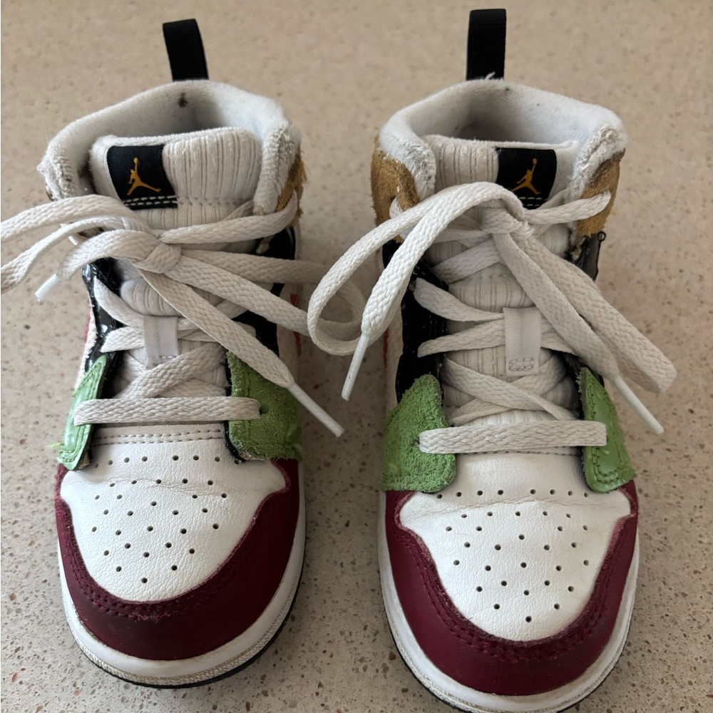 Nike Jordans 1 Mid se